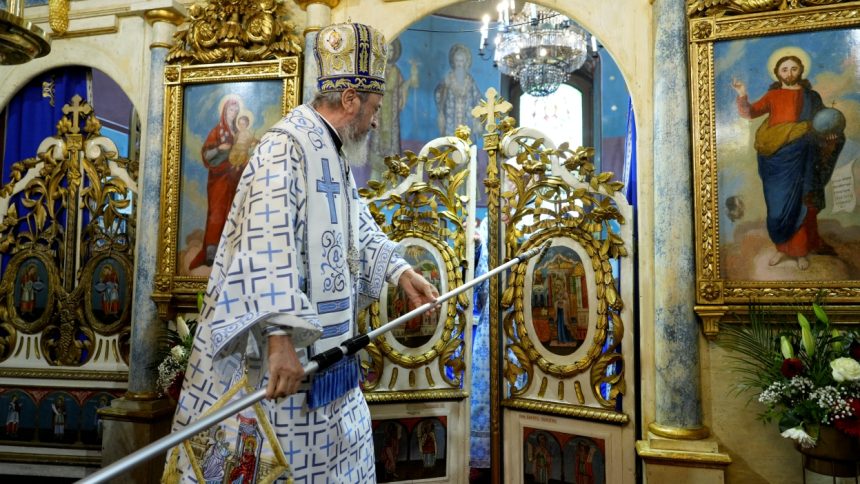 Mitropolitul Ardealului a sfintit icoanele Bisericii Buna Vestire din Sibiu fotografie