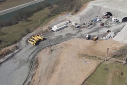 Mobilizare masiva pe autostrada Sibiu Pitesti sute de muncitori si utilaje lucreaza neincetat video