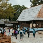 Muzeul ASTRA lanseaza un atelier interactiv de prelucrare a lanii la gospodaria din Tilisca