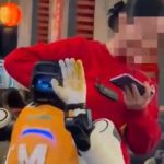 Panica intr un restaurant un robot chelner a inceput sa franga farfurii video