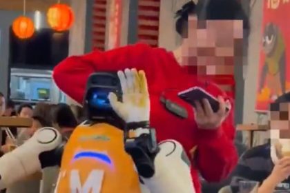 Panica intr un restaurant un robot chelner a inceput sa franga farfurii video