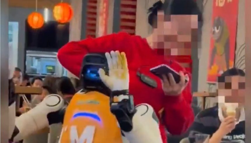 Panica intr un restaurant un robot chelner a inceput sa franga farfurii video