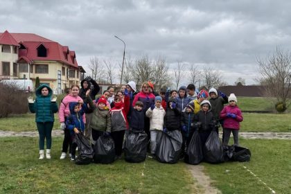 Peste 500 de voluntari au adunat tone de deseuri si au plantat 100 de copaci la Avrig