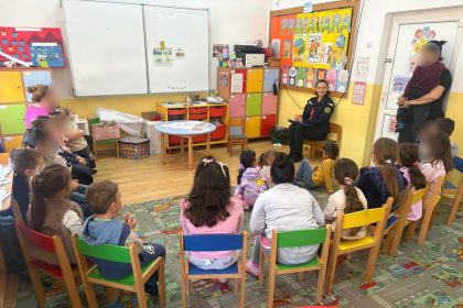 Politistii au discutat despre prevenirea violentei cu aproape 500 de elevi din Agnita controale in jurul scolilor