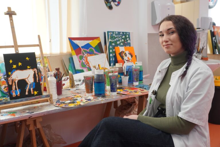 Povestea Andreei din Medias a pierdut un picior dar acum picteaza si jongleaza cu focul la festivaluri