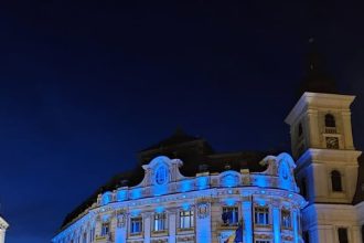 Primaria Sibiu iluminata in turcoaz pentru a sensibiliza cu privire la efectele Long COVID