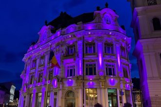 Primaria Sibiu iluminata in violet pentru constientizarea epilepsiei