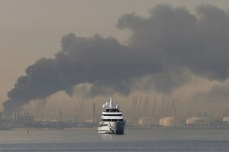 Razboiul continua petrolier atacat in Dubai de o drona iraniana