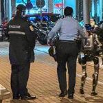 Robot umanid retinut de politie a hartuie o femeie de 70 de ani video