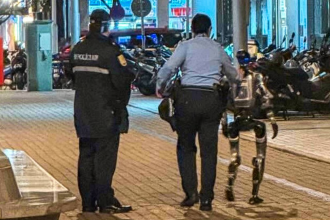 Robot umanid retinut de politie a hartuie o femeie de 70 de ani video