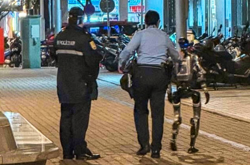Robot umanid retinut de politie a hartuie o femeie de 70 de ani video