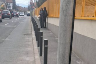 Soferii nu mai au voie sa parcheze masinile in fata Scolii Caragiale primaria a gasit o solutie