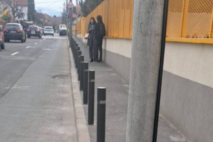 Soferii nu mai au voie sa parcheze masinile in fata Scolii Caragiale primaria a gasit o solutie
