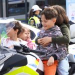 Spectacol cu ocazia Zilei Politiei la Sibiu copiii au urcat pe motociclete si au aplaudat demonstratia cainilor dresati video foto