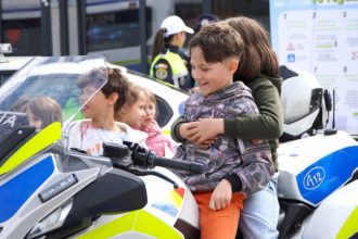 Spectacol cu ocazia Zilei Politiei la Sibiu copiii au urcat pe motociclete si au aplaudat demonstratia cainilor dresati video foto