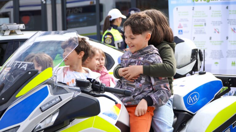 Spectacol cu ocazia Zilei Politiei la Sibiu copiii au urcat pe motociclete si au aplaudat demonstratia cainilor dresati video foto