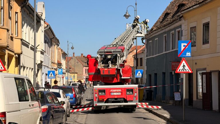 Strada din centrul Sibiului complet inchisa Pompieri si politisti prezenti in zona video foto