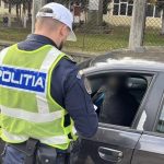 Sute de amenzi aplicate de politisti pentru soferii care conduc masini cu volan pe partea dreapta