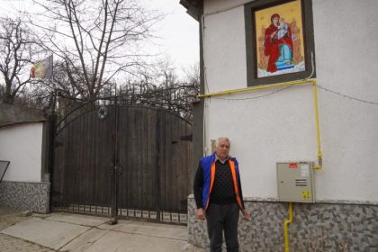 Traditie unica intr un sat din Sibiu icoane pictate pe case pastrate de un fost muncitor