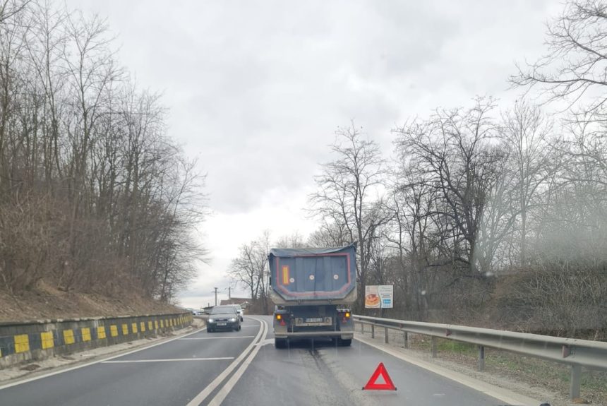 Trafic ingreunat la Bradu din cauza unei defectiuni la un camion