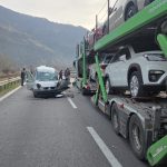 Trafic ingreunat pe Valea Oltului accident intre doua masini la Caineni video si foto