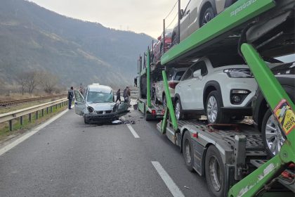 Trafic ingreunat pe Valea Oltului accident intre doua masini la Caineni video si foto