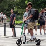 Trotinetele electrice nu vor fi interzise la Sibiu reguli noi pentru zonele scolilor pietelor si magazinelor
