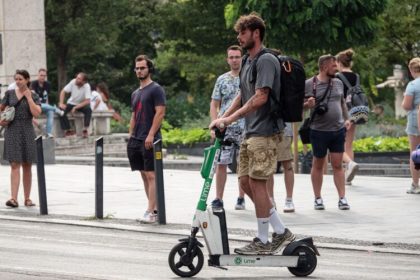 Trotinetele electrice nu vor fi interzise la Sibiu reguli noi pentru zonele scolilor pietelor si magazinelor