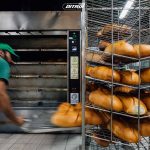 Un important producator retrage de pe piata doua tipuri de paine bucati de plastic in cateva loturi