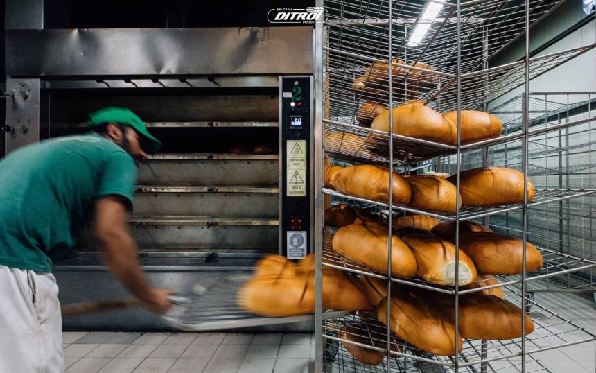 Un important producator retrage de pe piata doua tipuri de paine bucati de plastic in cateva loturi