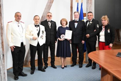 Vizita de rang inalt la Primaria Sibiu Ordinul Militar Teutonic a oferit Placheta pentru pace Astrid Fodor foto