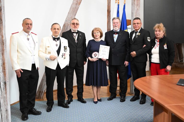 Vizita de rang inalt la Primaria Sibiu Ordinul Militar Teutonic a oferit Placheta pentru pace Astrid Fodor foto