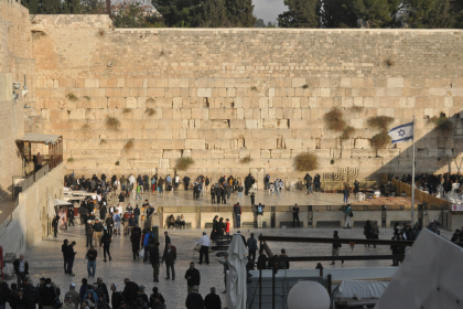 Zeci de pelerini din Romania blocati din cauza razboiului din Israel au fost evacuati cu autocarele