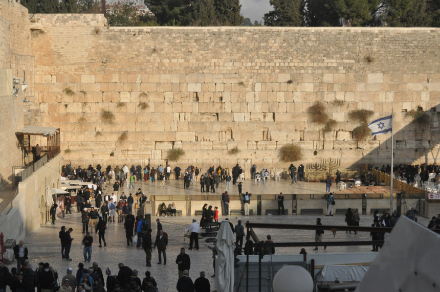 Zeci de pelerini din Romania blocati din cauza razboiului din Israel au fost evacuati cu autocarele