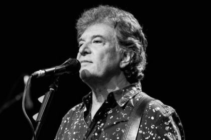 a decedat basistul trupei holograf iulian vrabete avea 70 de ani