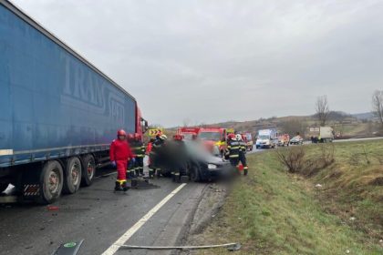 accident mortal in judetul cluj cinci decese in urma unei coliziuni violente intre o masina si un tir