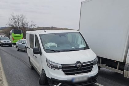 accident pe dn1 la bradu un autocar si o duba avariate