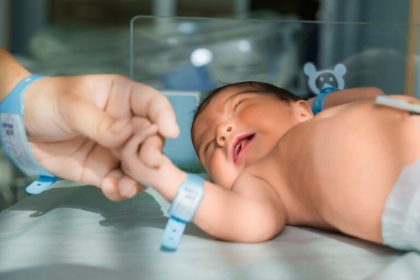 bebelsi abandonati intr o plasa de cumparaturi ce consecinte pot avea mama si bunica acestora