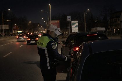 doi tineri opriti in trafic la sibiu unul fara permis celalalt cu permis suspendat