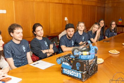echipa de robotica the resistance premiata de primaria din medias va concura la etapa europeana foto