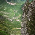 expoziia om i munte prezint la sibiu fotografii dedicate naturii i drumeiilor montane cu un recital folk la inaugurare