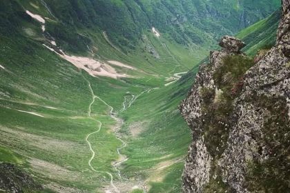 expoziia om i munte prezint la sibiu fotografii dedicate naturii i drumeiilor montane cu un recital folk la inaugurare