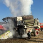 incendiu pe camp la avrig un utilaj agricol a fost cuprins de flacari foto