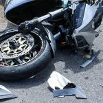 motocicleta acrosata de o masina in broscarie doi tineri au fost raniti