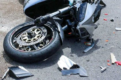 motocicleta acrosata de o masina in broscarie doi tineri au fost raniti