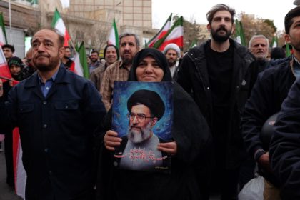 reactii opuse in iran dupa moartea lui ali khamenei sarbatoare si doliu in aceeasi noapte