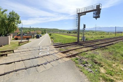 trecerea la nivel cu calea ferata din mohu avariata zeci de localnici solicita reparatii imediate