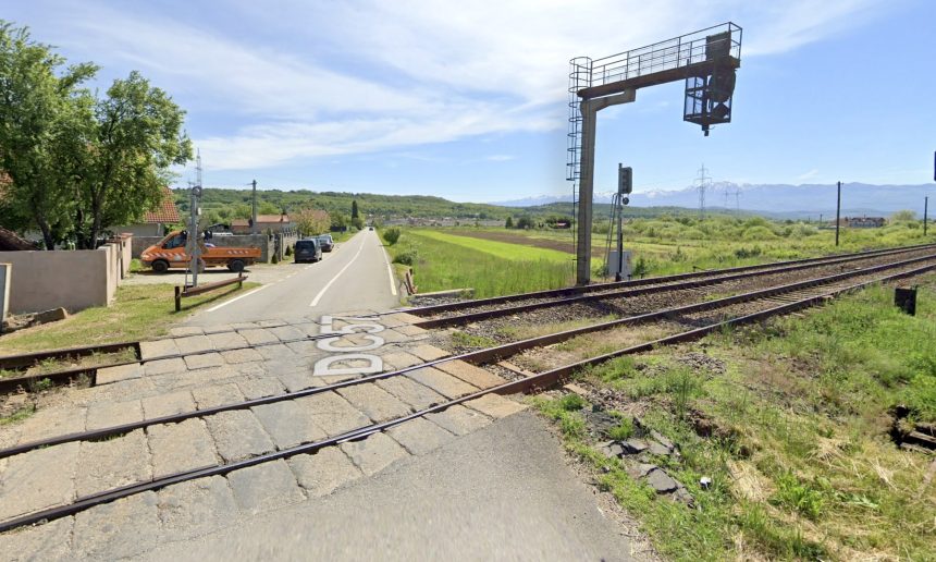 trecerea la nivel cu calea ferata din mohu avariata zeci de localnici solicita reparatii imediate
