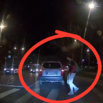 tupeu maxim la volan in cartierul arhitectilor a fost pe punctul de a lovi un pieton si a aruncat gunoaie pe geam mi a taiat calea intentionat video