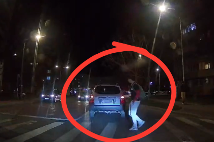 tupeu maxim la volan in cartierul arhitectilor a fost pe punctul de a lovi un pieton si a aruncat gunoaie pe geam mi a taiat calea intentionat video